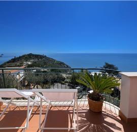 4 bedroom with pool and panoramic sea views near Serrento, sleeps 10